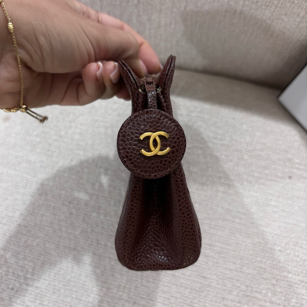 Authentic CHANEL Bordeaux caviar cosmetic pouch - Picture 5 of 10